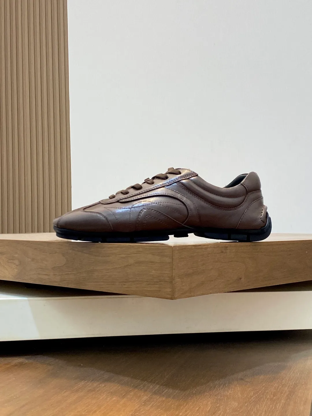 Men's Men's Shoes 💰800 Prada/Prada Men's Leather Casual Sports Shoes, a hot product made in Guangzhou! Made of imported calfskin splicing upper, three-dimensional geometric segmentation, precision manufacturing, uniform stitching, leather texture at a glance, multi-color splicing, fashionable and generous, soft, comfortable and breathable, decorated with PRADA letter logo on the outside, classic letter logo on the tongue, fabric strap on the heel, P family's classic sports shoe type, with fabric lining, silver logo cowhide foot pads, and P family's exclusive rubber outsole. The details are carefully crafted, making it a versatile item for travel! Comes with original box and dust bag! Multiple colors available! Size: 39-40-41-42-43-44 standard leather shoe size (38, 45 customized ¥)